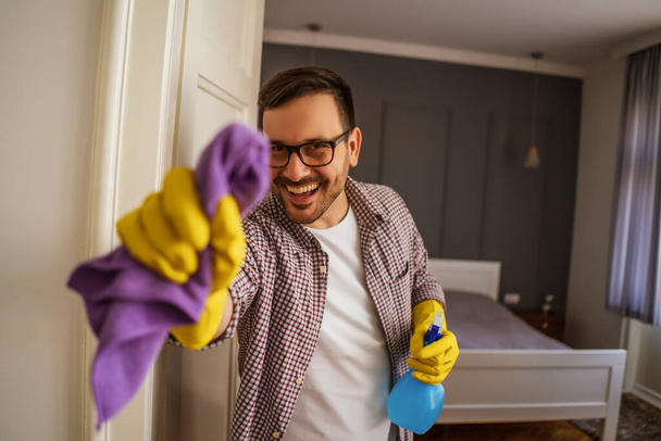Nuori mies puhdistaa asuntoa pakkomielteisesti
. - Valokuva, kuva