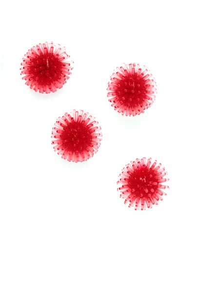 Abstrakter Virusstamm Modell Coronavirus covid-19 auf weißem Hintergrund. - Foto, Bild