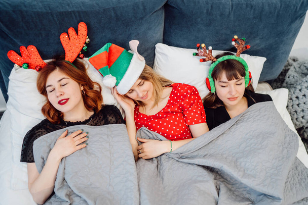 Lindos modelos femininos dormindo depois de festa de pijama
 - Foto, Imagem