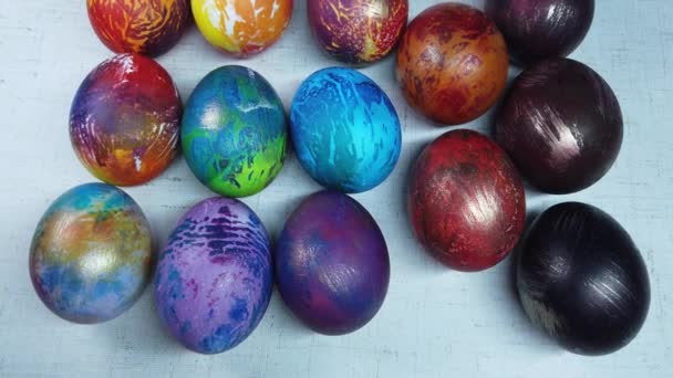 Beyaz arka planda renkli paskalya yumurtaları - Video, Çekim