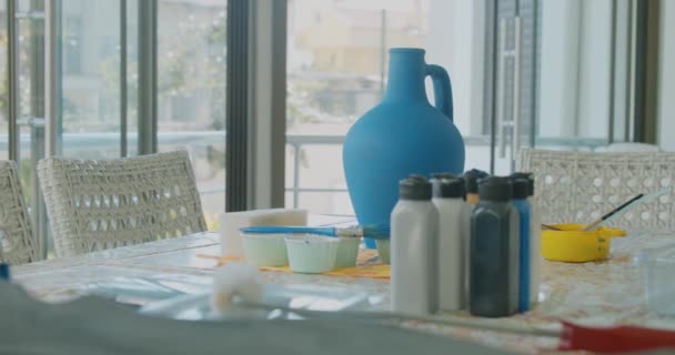 vase artisanal bleu en argil avec équipement de peinture
. - Séquence, vidéo