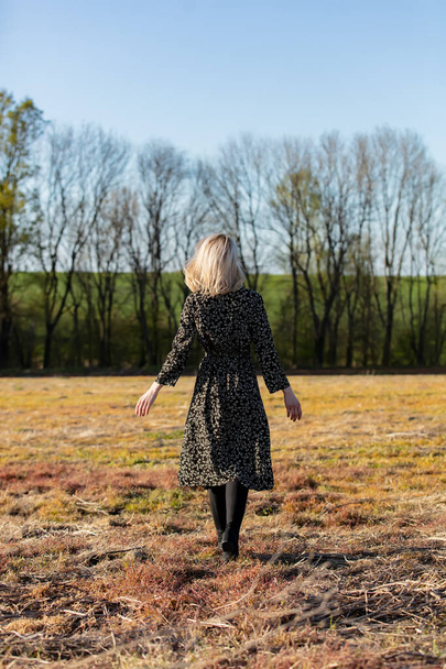 Блондинка, гуляющая по сельской местности на закате
 - Фото, изображение