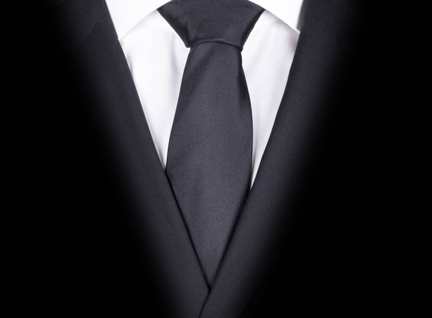 Mann im schwarzen Anzug mit schwarzer Krawatte, Nahaufnahme - Foto, Bild