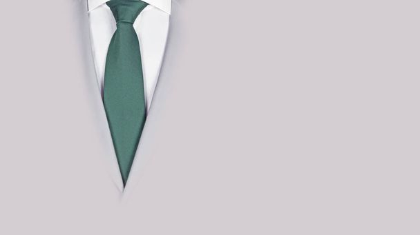 Hombre en un traje gris con corbata verde, primer plano
 - Foto, Imagen