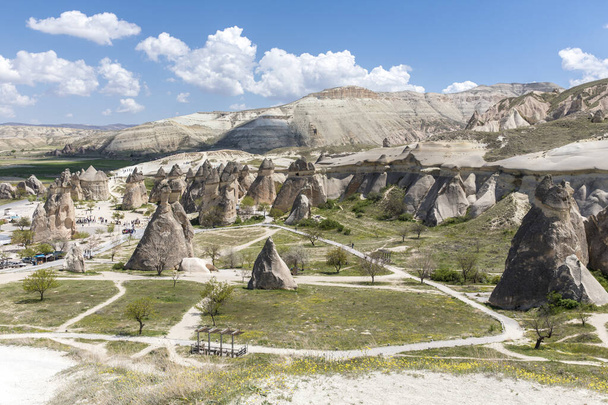  pavo kapadokya situado bajo el nombre de Simon Pasabaglari otras formaciones volcánicas naturales en el valle
. - Foto, imagen