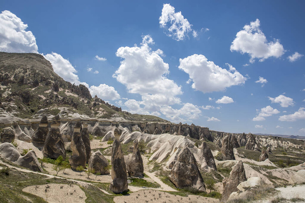  Truthahn kapadokya befindet sich unter dem Namen Simon Pasabaglari andere natürliche vulkanische Formationen im Tal. - Foto, Bild