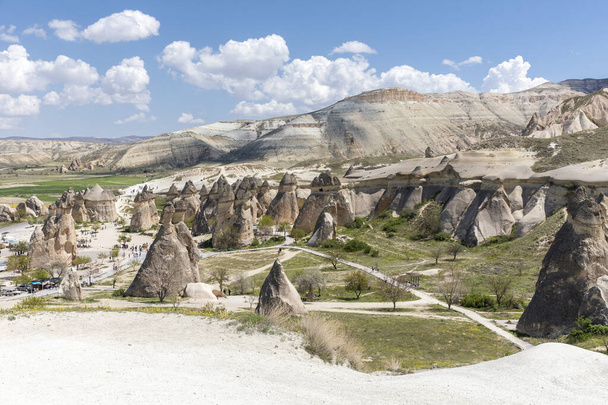  pavo kapadokya situado bajo el nombre de Simon Pasabaglari otras formaciones volcánicas naturales en el valle
. - Foto, imagen