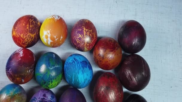 huevos de Pascua de colores sobre un fondo blanco - Imágenes, Vídeo
