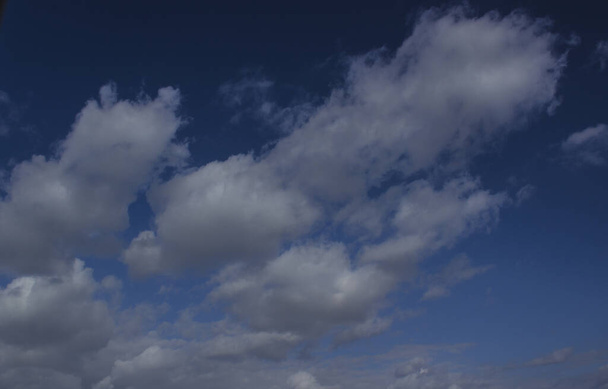 Blauwe lucht met prachtige wolken. Een abstracte achtergrondfoto. Dramatische luchtfoto. Zonnige dag foto.  - Foto, afbeelding