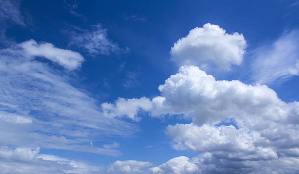 Güzel bulutlu mavi gökyüzü. Dramatik gökyüzü fotoğrafı. Soyut doğa arkaplanı.  - Fotoğraf, Görsel