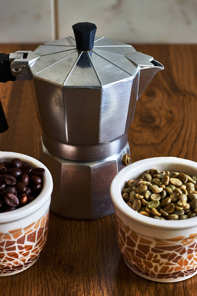 Kovový kávovar se dvěma miskami s kávovými zrny - Fotografie, Obrázek