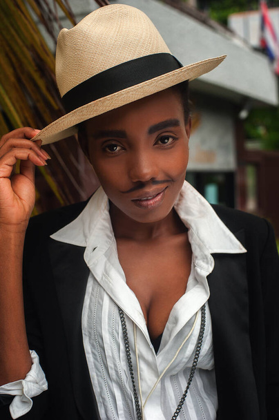 chica africana con bigote dibujado disfrazado de hombre, estilo cuba
 - Foto, Imagen