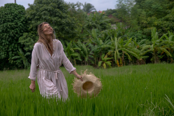 smiling cutesmiling cute romantice  girl in a big hat romantice  girl in a big hat ,in rice fields - Foto, imagen
