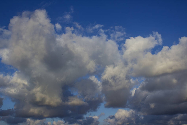 Bulutlarla dolu dramatik bir gökyüzü. Fırtınalı gün fotoğrafı.  - Fotoğraf, Görsel