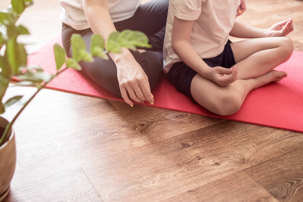 Anne ve çocuk sporla meşgul, yoga egzersizleri yapıyorlar. Karantina sırasında evde spor. - Fotoğraf, Görsel