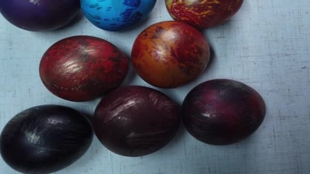 värikkäitä pääsiäismunia valkoisella taustalla - Materiaali, video