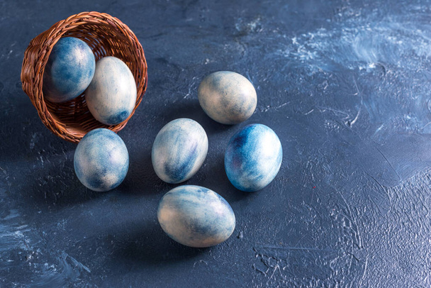 Des œufs colorés. gros œufs de poulet bleu vif sur un beau fond
 - Photo, image