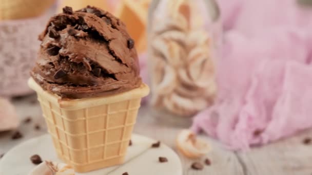 Delicioso sorvete de chocolate para sobremesa
 - Filmagem, Vídeo