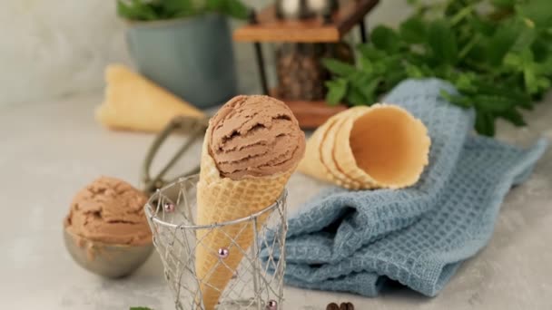Lahodná kávová zmrzlina jako dezert - Záběry, video