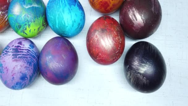 barevné velikonoční vajíčka na bílém pozadí - Záběry, video