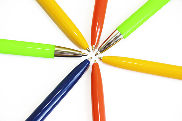 színes írószer tollak fehér hátterű íráshoz - Fotó, kép