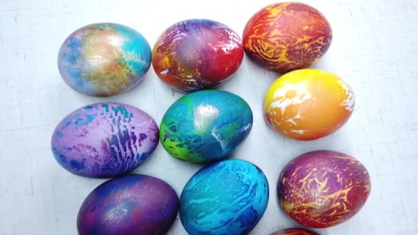 huevos de Pascua de colores sobre un fondo blanco - Metraje, vídeo