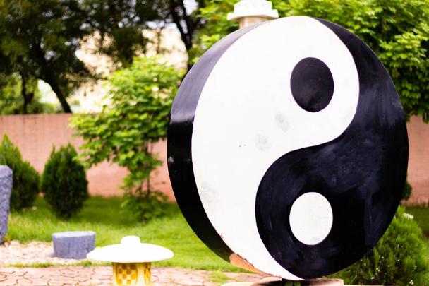 Primer plano de un símbolo yin yang hecho de metal y simbólico de armonía en diferentes culturas. Concepto zen
 - Foto, Imagen