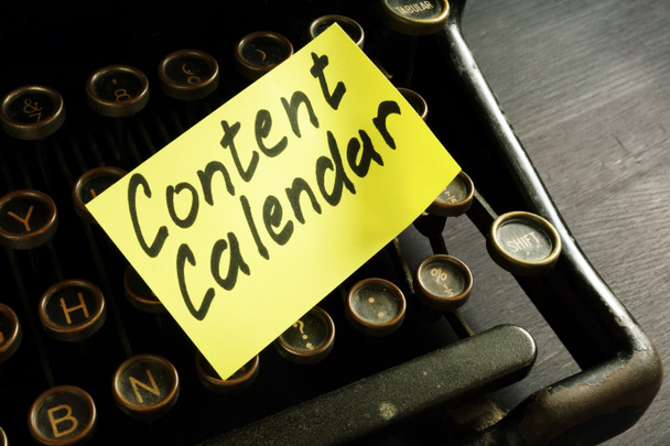 Content Kalender Memo für Marketing-Strategie. Retro-Schreibmaschine. - Foto, Bild