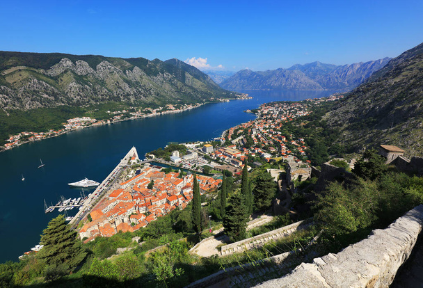 Kotor Cidade Velha e Baía, Montenegro, Europa
 - Foto, Imagem