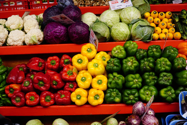 los colores de las verduras mas llamativos del mercado - Foto, afbeelding