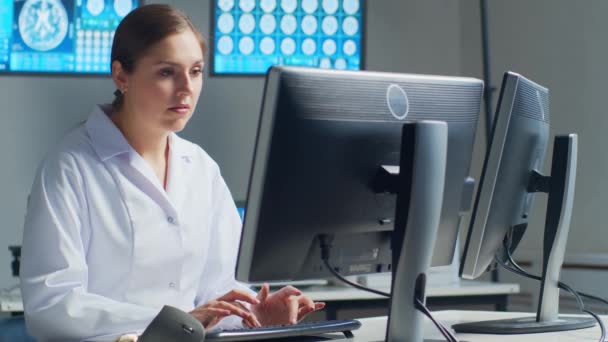 Médecin professionnel travaillant dans le bureau de l'hôpital en utilisant la technologie informatique. Médecine, neurochirurgie et concept de santé. - Séquence, vidéo