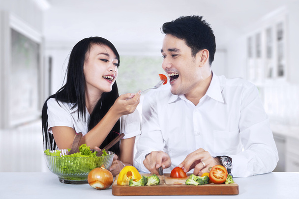 Couple eating salad - Foto, immagini