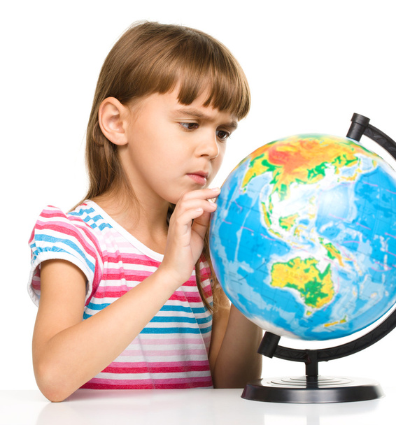 Little girl is examining globe - Zdjęcie, obraz