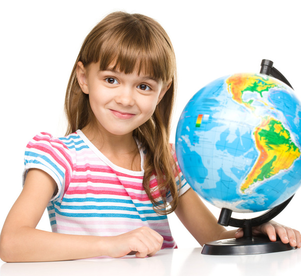Little girl is examining globe - Foto, Bild