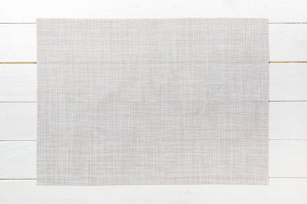 Верхний вид пустой белой салфетки на ужин на деревянном фоне с копировальным пространством
. - Фото, изображение