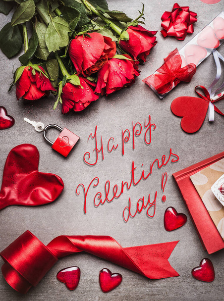 Valentinstag-Grußkarte mit Liebessymbolen, roter Dekoration und schönem Rosenstrauß und handgeschriebenem Schriftzug Happy Valentines day, Draufsicht, Rahmen - Foto, Bild