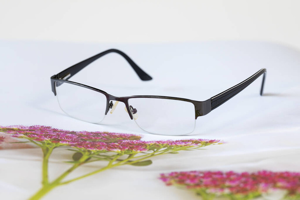 óculos de leitura em um fundo
 - Foto, Imagem
