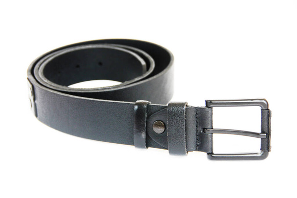 cinturón de cuero negro de los hombres con hebilla de metal sobre un fondo blanco
 - Foto, imagen