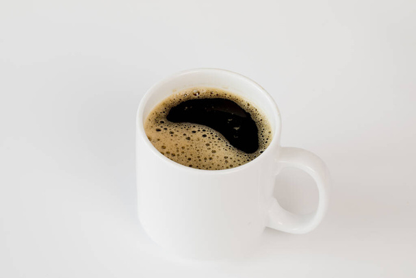 Fondo blanco y taza de café
 - Foto, Imagen