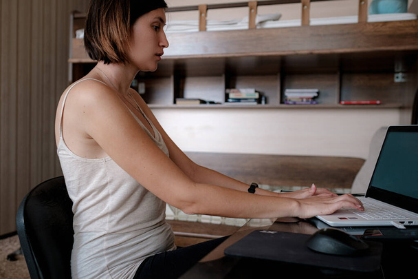 Çevrimiçi eğitim ve çalışma mesafesi. Ofiste çalışan mutlu bir kadın evden uzakta çalışıyor. dizüstü bilgisayar yazılımı, web sörf bilgileri ya da internet mağazasından alışveriş. - Fotoğraf, Görsel