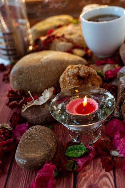 Pausa rilassante con tè, bastoncino di incenso e candela aromatica sulla colorata tavola e decorazioni naturali
 - Foto, immagini