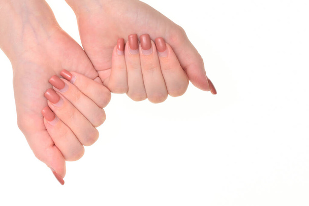 Weibliche Hände und überwucherte falsche Nägel auf weißem Hintergrund. Körperpflegekonzept - Foto, Bild