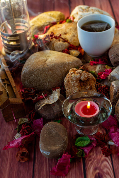 Pause relaxante avec thé, bâton d'encens et bougie aromatique sur la table colorée et décorations naturelles
 - Photo, image