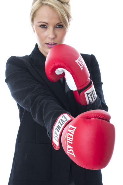 Geschäftsfrau trägt Boxhandschuhe - Foto, Bild
