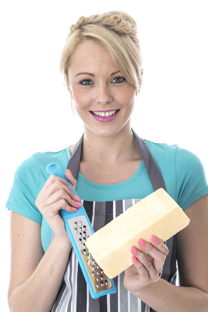 Mujer joven rallando queso
 - Foto, imagen