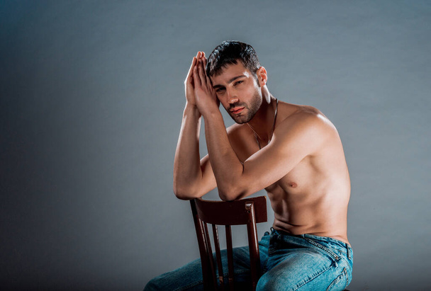 Studio body shot van een mode mannelijk model poseren shirtloos - Foto, afbeelding
