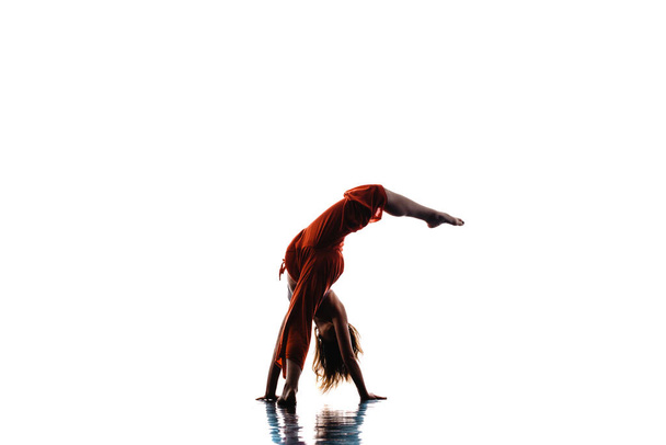 Mujer atlética joven realizando movimientos de danza contemporánea
 - Foto, imagen