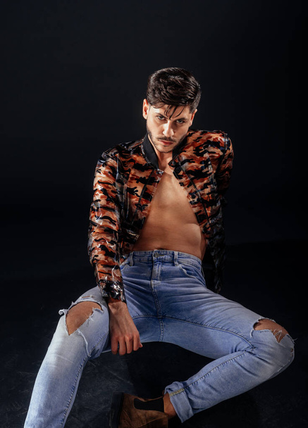 Elegancki topless mężczyzna w rozdartych spodniach i nowoczesnym stylu kurtka - Zdjęcie, obraz