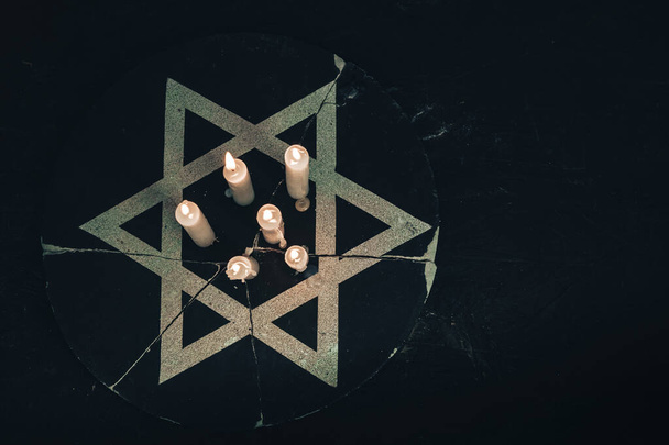 Šest hořících svíček a Davidova hvězda na černém pozadí. - Fotografie, Obrázek