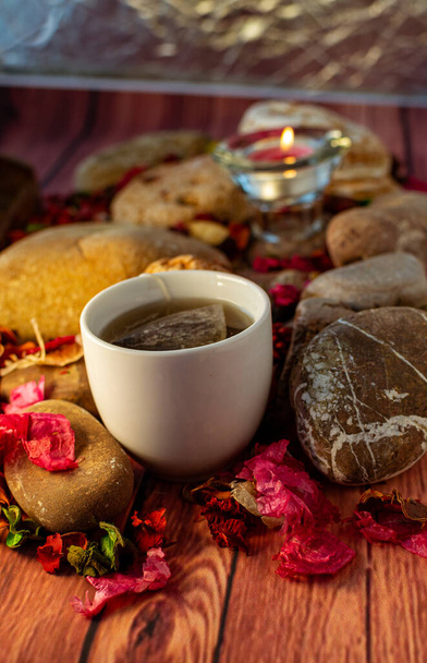 Relaxační přestávka s čajem, vonnou tyčinkou a aromatickou svíčkou na barevném stole a přírodními dekoracemi - Fotografie, Obrázek